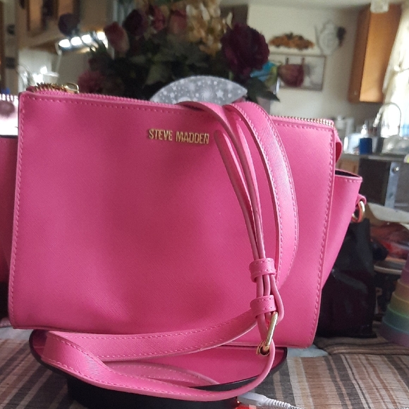 Steve Madden Handbags - Steve Madden Vibrant Pink Crossbody Bag